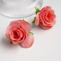 Petites têtes de roses en soie réalistes, matériaux de fleurs artificielles de qualité supérieure pour la décoration de mariage, les projets de bricolage et les décors photographiques.