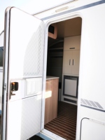 Mini camping-car tout-terrain de luxe, style moderne, caravane de voyage pour 1 à 2 personnes avec salle de bain intégrée, deux lavabos et un réfrigérateur