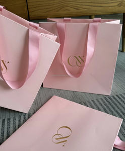 Sacs en papier noirs imprimés personnalisés à la mode en feuille d'or pour vêtements, chaussures, chaussettes, emballage avec ruban et affichage du logo - Product Image 1