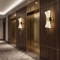 Applique Murale LED Contemporaine de Luxe avec Abat-jour en Acrylique en Forme de Sablier, Or et Noir, pour Chambre, Couloir, Hôtel