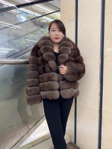 Capispalla invernale di fascia alta da donna in pelliccia corta alla moda con collo di pelliccia di zibellino monopetto tinto da trincea caldo - Product Image 4