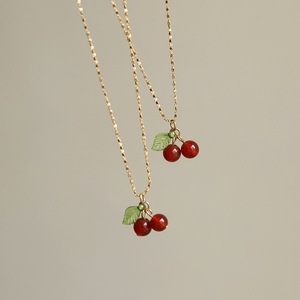 Collier tendance pour femme en acier inoxydable plaqué or 18 carats avec chaîne à maillons ondulés et pendentif cerise en agate calcédoine pour soirée - Product Image 3