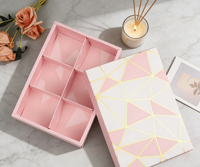 Boîte cadeau haut de gamme rose et blanche à 6 compartiments avec gaufrage géométrique et estampage doré pour chocolats