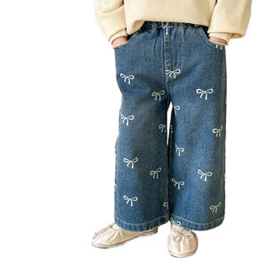 ملابس أطفال لموسم خريف وشتاء 2025 بتصميم جديد، بنطلون أطفال جينز بقصة واسعة وأرجل مستقيمة وطبعة فيونكة كاملة - Product Image 1