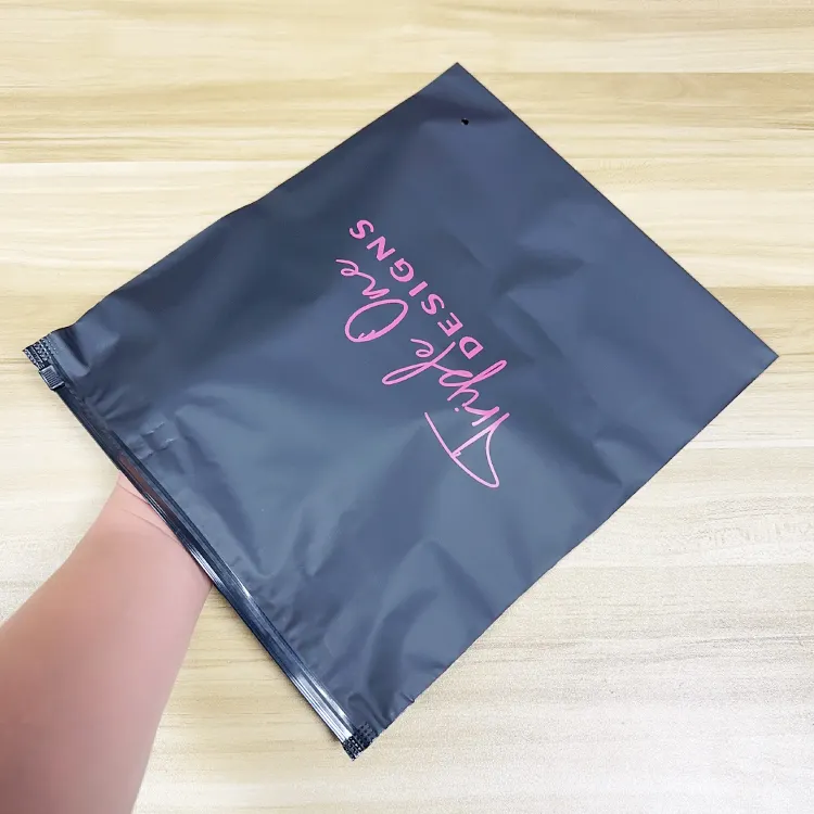 Bolsa con cremallera deslizante de PE esmerilado negro mate compostable con logotipo personalizado al por mayor para embalaje de ropa
