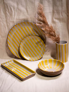 Vaso/Jarrón de Cerámica Hecho a Mano de Primera Calidad con Rayas Amarillas, Apto para Microondas y Horno - Product Image 3