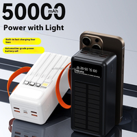 Banque d'énergie solaire de grande capacité 50000mah quatre ports USB intégrés 4 câbles chargeur solaire portable avec lampe de poche pour l'extérieur