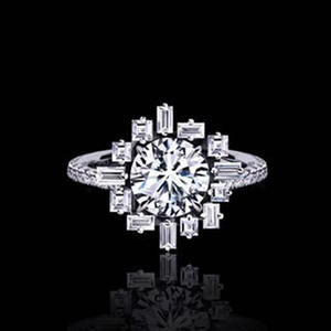 Anello di Fidanzamento F471 per Donna in Oro Bianco con Diamante Taglio Brillante Rotondo Colore D Naturale e Pietre Laterali a Baguette - Product Image 1