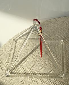 Pyramide chantante en cristal de quartz transparent, outil de guérison par vibration sonore de géométrie sacrée, pyramide thérapeutique en quartz accordé de 3 à 14 pouces - Product Image 2