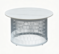 Table basse moderne en maille d'aluminium durable avec lampe solaire LED pour usage extérieur dans les villas et les hôtels