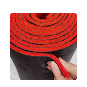Tappeto Rosso con Base in Gomma Nera per Uso Esterno, Tappetino Antiscivolo, Rotolo di Moquette - Product Image 2