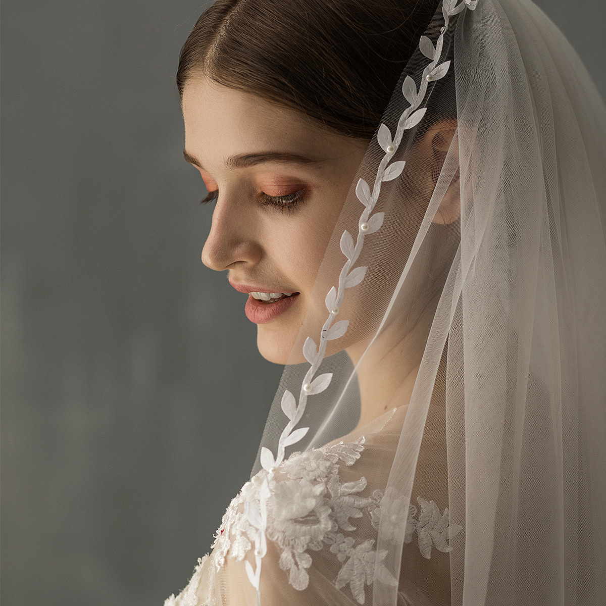 White Double-Layer Medium Length Wedding Veils - Shounuo display picture 1