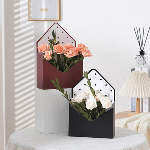 Boîte à fleurs en forme d'<span class=keywords><strong>enveloppe</strong></span> en matériaux recyclés de style coréen, pliable, grande, créative, panier-cadeau pour la fête des enseignants - Product Image 3