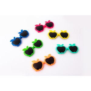 Gafas de Sol Infantiles Zhite con Diseño de Manzana, Montura de Dibujos Animados, Lentes de Resina, 100% Protección UV, Unisex, Empaquetado en Bolsa OPP - Product Image 1