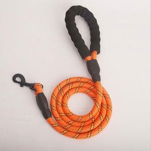 Échantillon gratuit : laisse pour chien robuste de 5 pieds avec poignée rembourrée confortable et fils hautement réfléchissants pour chiens de petite, moyenne et grande taille - Product Image 5