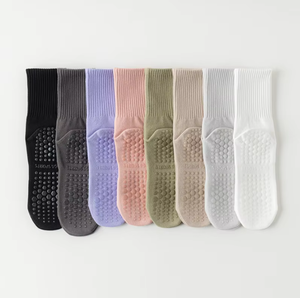 Calcetines Altos de Pilates Antideslizantes Atléticos para Baile con Logo Personalizado para Mujer, Calcetines Deportivos Blancos con Agarre para Yoga para Mujer - Product Image 3