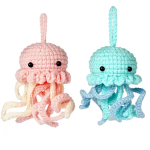 Yeni acemi dostu tığ seti DIY hayvan oyuncak yumuşak pamuk ipliği Mini peluş denizanası bebek yapılmış