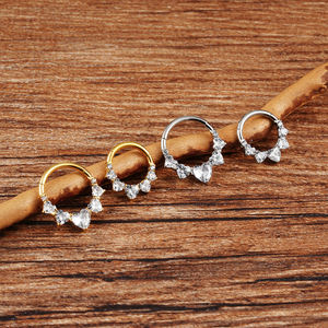 Piercing a Cerchio Segmentato Clicker con Cerniera a Cuore in Titanio ASTM F136 da 16G con Zirconi Cubici di Right Grand per Daith, Setto e Naso - Product Image 2