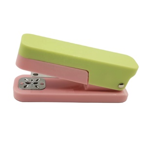 Engrapadora Rotatoria Manual para Oficina, Diseño Lindo en Verde y Rosa, Rotación de 360 Grados, para Uso Escolar - Product Image 3