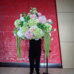 Centros de Mesa Decorativos con Bola de Flores Grandes de Hortensias Rosadas y Blancas Hechas a Mano para Bodas, Fiestas y Eventos - Product Image 1