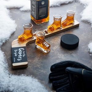 Ensemble de verres à shot en forme de patins à glace, lot de 4, avec plateau en bois et poignée en tableau noir pour servir les boissons lors de fêtes - Product Image 4