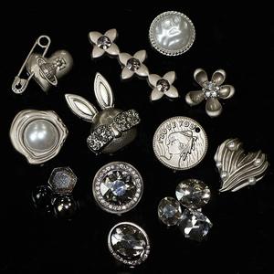 La série "Lapins qui veulent voler" comporte des boucles décoratives sur les décorations de chaussures supérieures en métal Boucles florales - Product Image 1