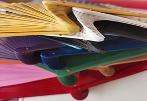 Abanico Plegable de Bambú Tallado a Mano 100% - Souvenir Ecológico para Fiestas y Decoración del Hogar - Product Image 6