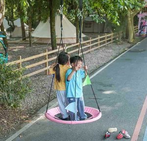 Columpio Redondo Tipo Saucer con Tela Impermeable y Asiento Colgante para Patio Trasero, Parque Infantil y Juegos al Aire Libre - Product Image 2