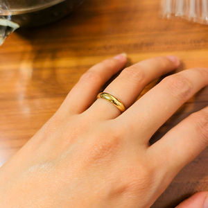 Bague de couple inspirée du Seigneur <span class=keywords><strong>des</strong></span> <span class=keywords><strong>Anneaux</strong></span>, en acier titane plaqué or véritable, gravée en écriture Tengwar, résistante au ternissement - Product Image 5