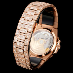 Montre-bracelet pour homme en or rose entièrement sertie de diamants, design boîtier coussin, sertissage dense de pierres, affichage de la date, montre de luxe élégante haut de gamme - Product Image 6