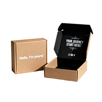 Boîte d'expédition en carton ondulé personnalisée en gros avec intérieur noir pour l'emballage d'expédition de vêtements et d'abonnements e-commerce