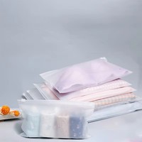 Sac rétractable en PE avec fermeture éclair, poignée, logo imprimé offset recyclable, curseur transparent pour l'emballage de vêtements