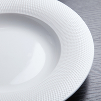 Assiette creuse en céramique blanche élégante à motif quadrillé rond à large bord Plat à soupe Assiette à dîner