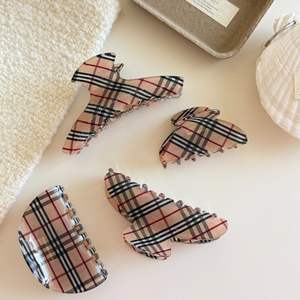 Pince à cheveux classique en plastique à motif écossais, pince requin à motif géométrique, accessoire capillaire pour femme pour usage quotidien - Product Image 1
