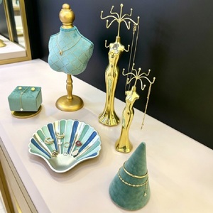 Set Espositore per Gioielli Stile Oceano con Vassoio a Conchiglia, Velluto Turchese Premium e Supporto Dorato per Collane e Anelli - Product Image 3