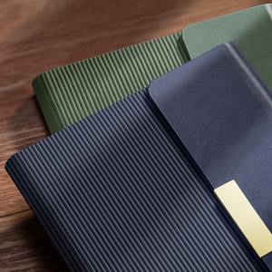 สมุด<span class=keywords><strong>โน</strong></span>้ตหนังพับสามตอนแบบขายส่ง หรูหรา ขนาด A5 ปิดด้วยแ<span class=keywords><strong>ม</strong></span>่เหล็ก พร้อ<span class=keywords><strong>ม</strong></span>โลโก้ปั๊<span class=keywords><strong>ม</strong></span>นูนตามสั่ง ของขวัญสำหรับผู้บริหารในงานประชุ<span class=keywords><strong>ม</strong></span> - Product Image 5