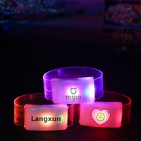 Bracelet lumineux LED personnalisable avec télécommande 15 couleurs fermoir magnétique transparent pour concerts et événements plastique