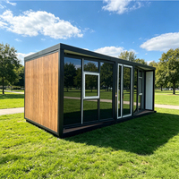 Mobil-home de camping panoramique de 3 mètres de long, entièrement rénové, avec une chambre, une salle de bain et une cuisine.