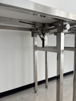 Banc de travail pliable en acier inoxydable à faible hauteur pour la restauration, idéal pour les stands de rue, les vendeurs de nourriture, les buffets extérieurs et les cuisines.