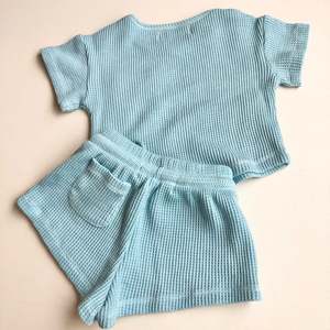 Ensemble décontracté deux pièces pour garçons : T-shirt épais à poches et short à cordon de serrage en tissu gaufré - Product Image 2