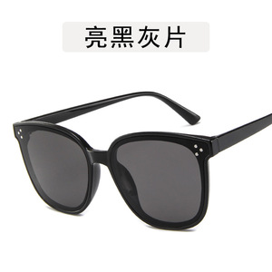 Cina <span class=keywords><strong>Occhiali</strong></span> <span class=keywords><strong>Da</strong></span> <span class=keywords><strong>Sole</strong></span> Produttori di UV400 <span class=keywords><strong>Occhiali</strong></span> <span class=keywords><strong>Da</strong></span> <span class=keywords><strong>Sole</strong></span> di Modo Classico Delle Donne del Ribattino Femminile <span class=keywords><strong>Occhiali</strong></span> <span class=keywords><strong>Da</strong></span> <span class=keywords><strong>Sole</strong></span> - Product Image 5