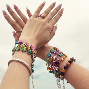 Elegante Pulsera de Cristal Colorido con Brillantes de Imitación Joyería Dorada Destellante Pulseras Ajustables Cadena de Mano para Rave y Graduación para Mujeres - Product Image 4