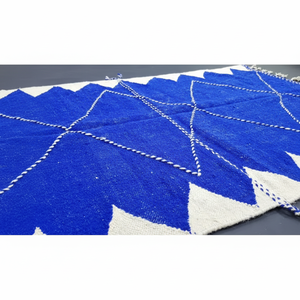 Fabulosa Alfombra Kilim Marroquí Hecha a Mano, Alfombra Berberíe Geométrica Personalizada en Blanco y Azul, Tejido Plano, Alfombra de Lana de Oveja al Mejor Precio - Product Image 1