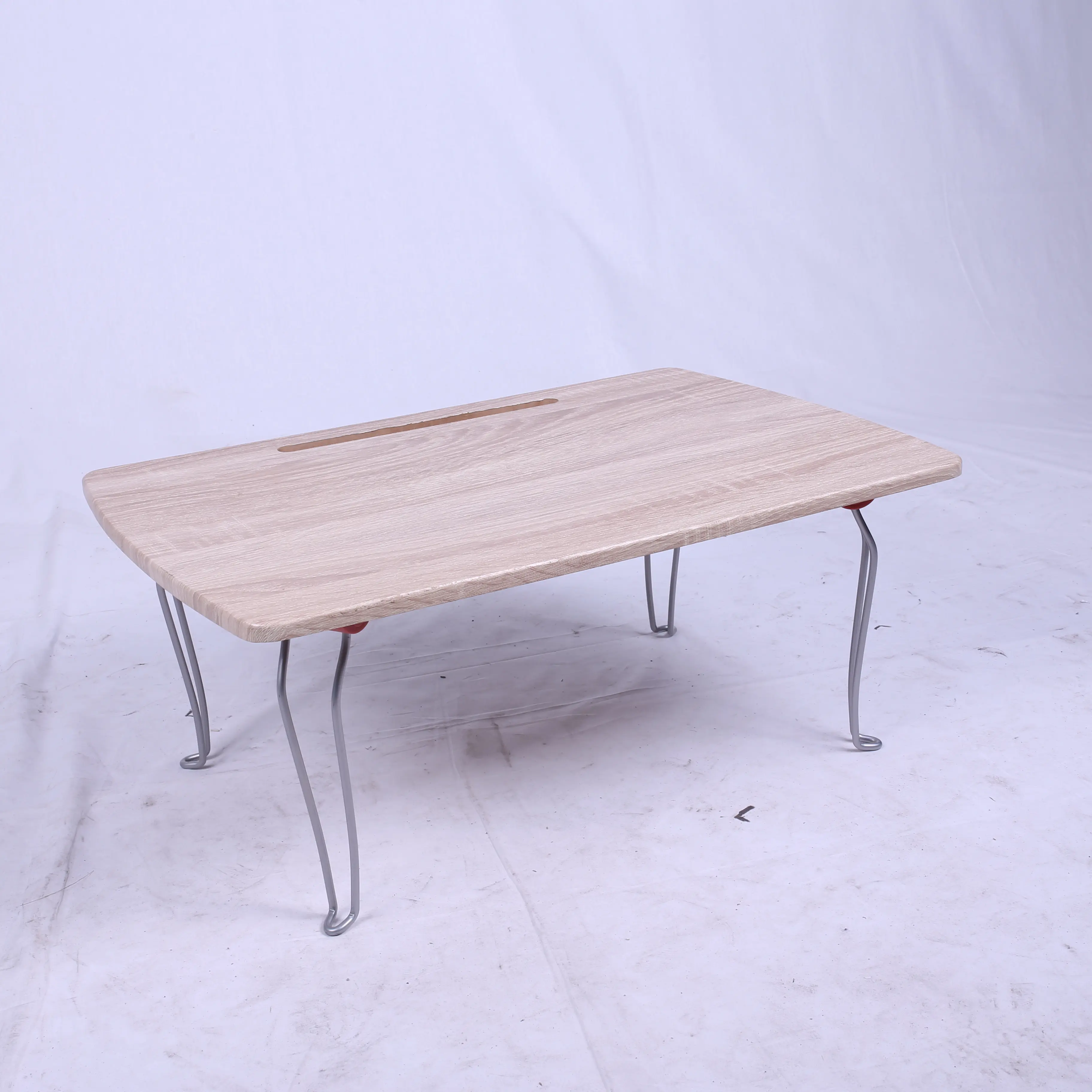 Desain Klasik besi untuk meja tempat tidur meja Laptop dapat disesuaikan dengan bingkai logam