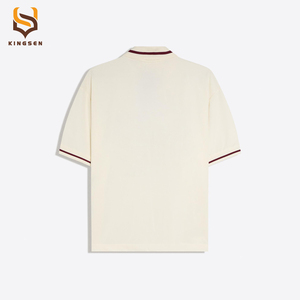 เสื้อโปโลผู้ชายแขนสั้นผ้าคอตตอนหวีอย่างดี แต่งขอบตัดสี ทรงปกติ สไตล์พรีปปี้ พิมพ์ลายตัวอักษร เสื้อยืดผ้าคอตตอน ขายส่ง - Product Image 3
