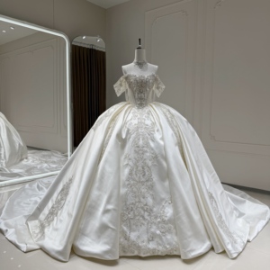 Robe de mariée de luxe Xx106 en satin ivoire, coupe princesse, épaules dénudées, corset orné de cristaux, Jancember - Product Image 1