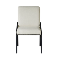 Chaise de salle à manger de luxe en tissu bouclé avec dossier haut et coussin épais et cadre en métal noir pour salle à manger salon