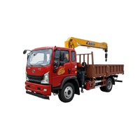 Camion-grue avec compartiment de chargement pour le transport quotidien de marchandises et les tâches de levage d'urgence temporaires