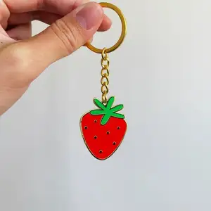 Herstellung Individualisierung Harter Emaille-Geschenk Schlüsselanhänger niedliche fruchtförmige Schlüsselanhänger erdbeere-Schlüsselanhänger