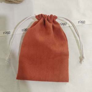 Bolsa de Terciopelo Negra Personalizada para Joyería y Gafas, con Característica Reciclable y Logotipo Incluido - Product Image 1